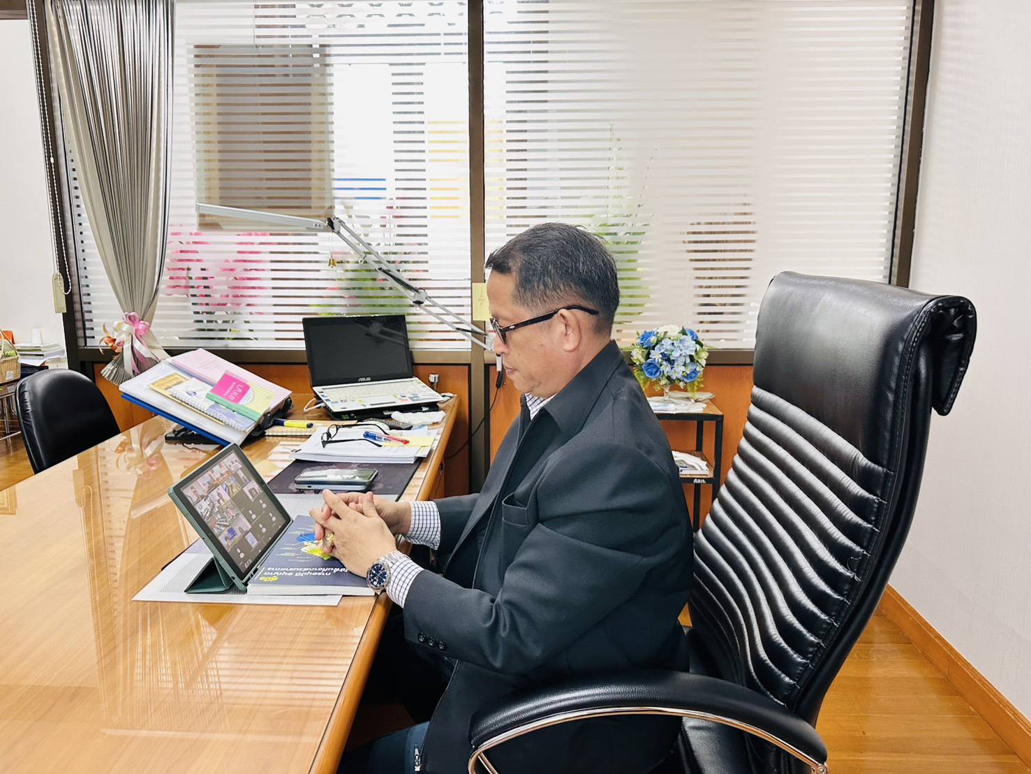 title - ผู้ตรวจราชการ ส.ป.ก. เข้าร่วมการประชุมคณะทำงานตรวจสอบปริมาณน้ำนมโคและประชากรโคนม ระดับเขต ในเขตตรวจราชการที่ 1 ผ่านสื่ออิเล็กทรอนิกส์ระบบการประชุมทางไกล Zoom Meeting